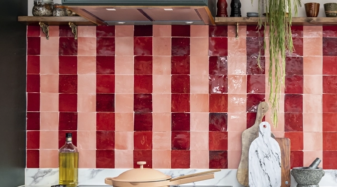 Pared de cocina de azulejos Zellige rojo y rosa